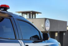 Homem é preso por vandalismo e agressão em Costa Rica