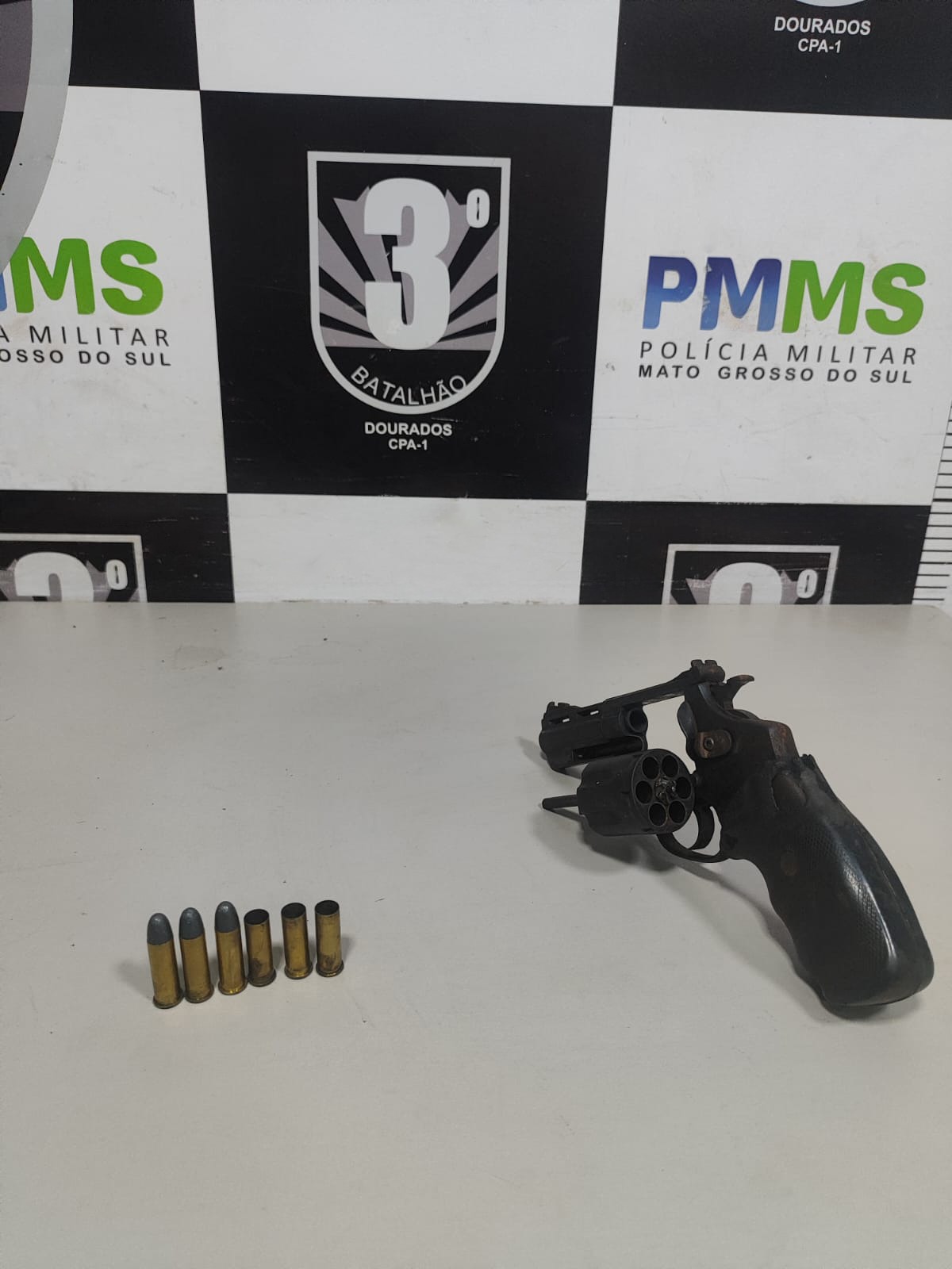 Homem é preso após tiroteio e capotamento em Dourados