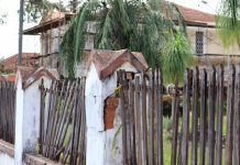 Casarão histórico se deteriora sem restauração