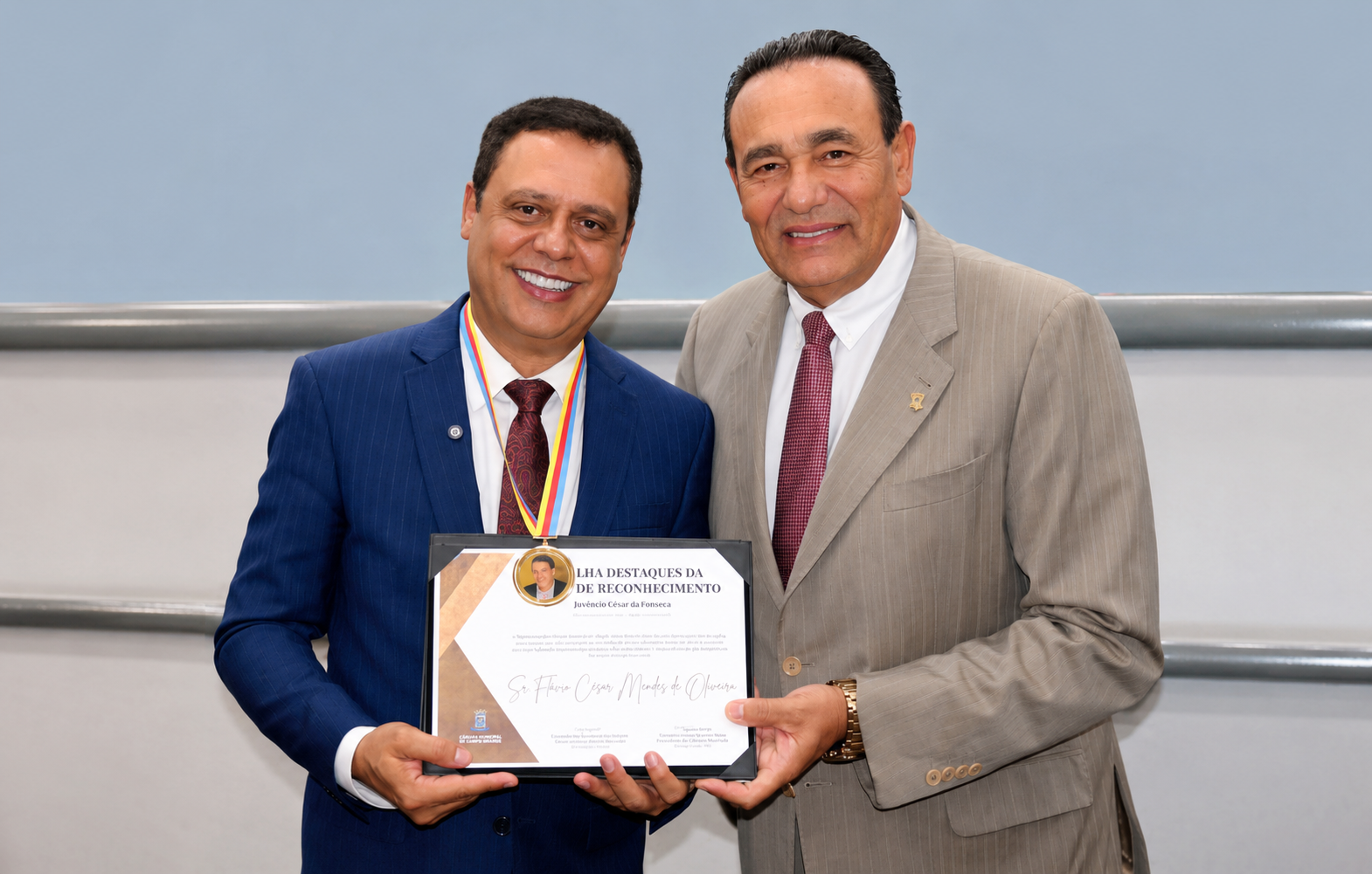 Carlão homenageia secretário Flávio César com Medalha Destaque da Década