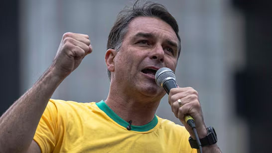 Flávio Bolsonaro embarcou em jato ligado a Vorcaro