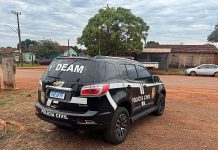 Quebrou o celular, trancou a namorada e acabou atrás das grades